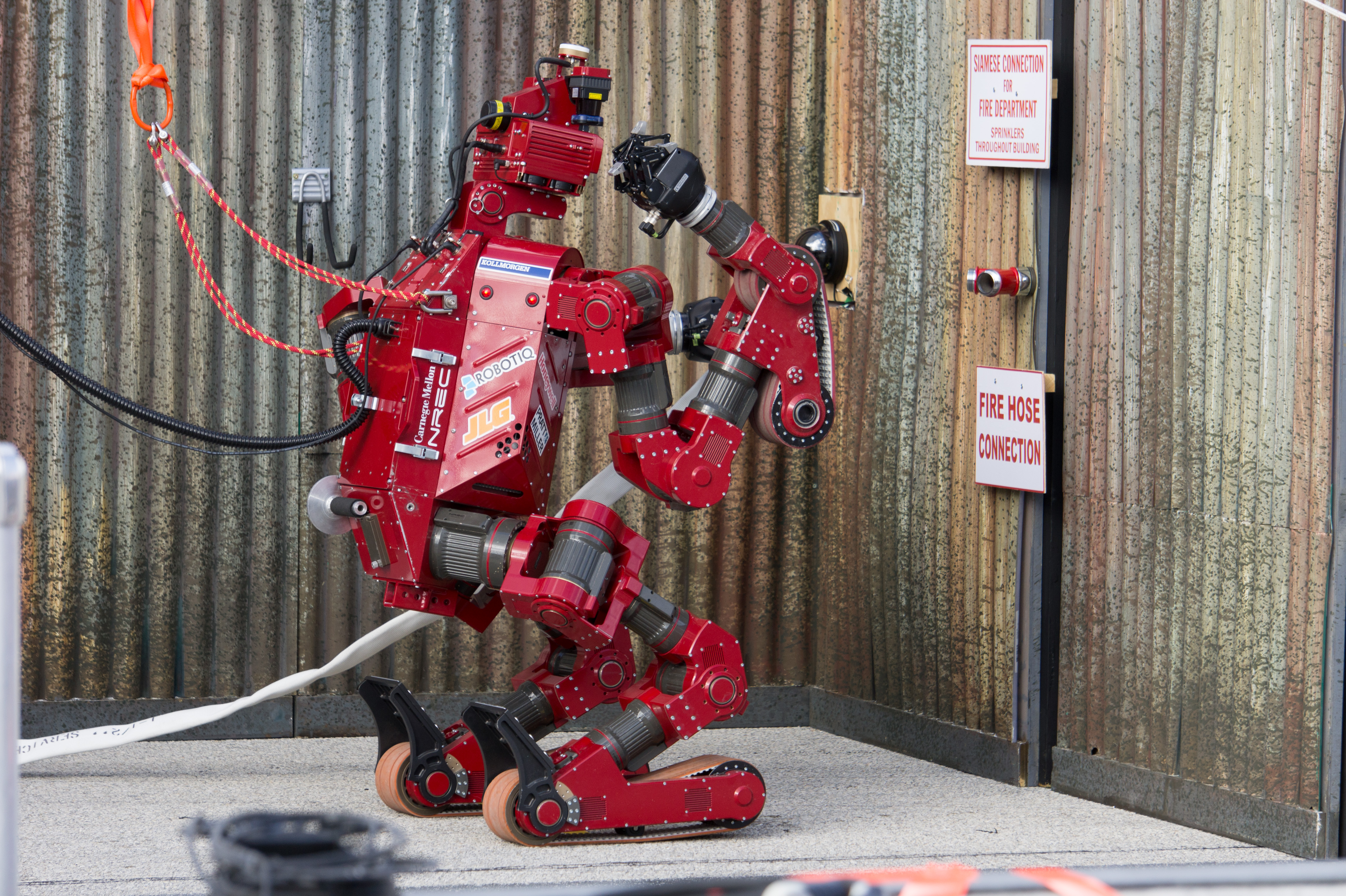 Роботизированные установки пожаротушения. Робот-спасатель Honda e2-Dr. Пожарный робот. Робот пожарник. Роботы МЧС.